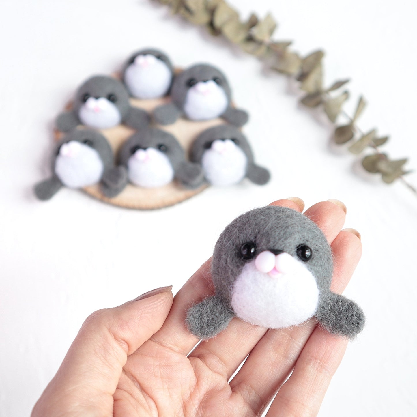100% Wool needle felt Grey Seal animal 4 cm - Luxy Kraft