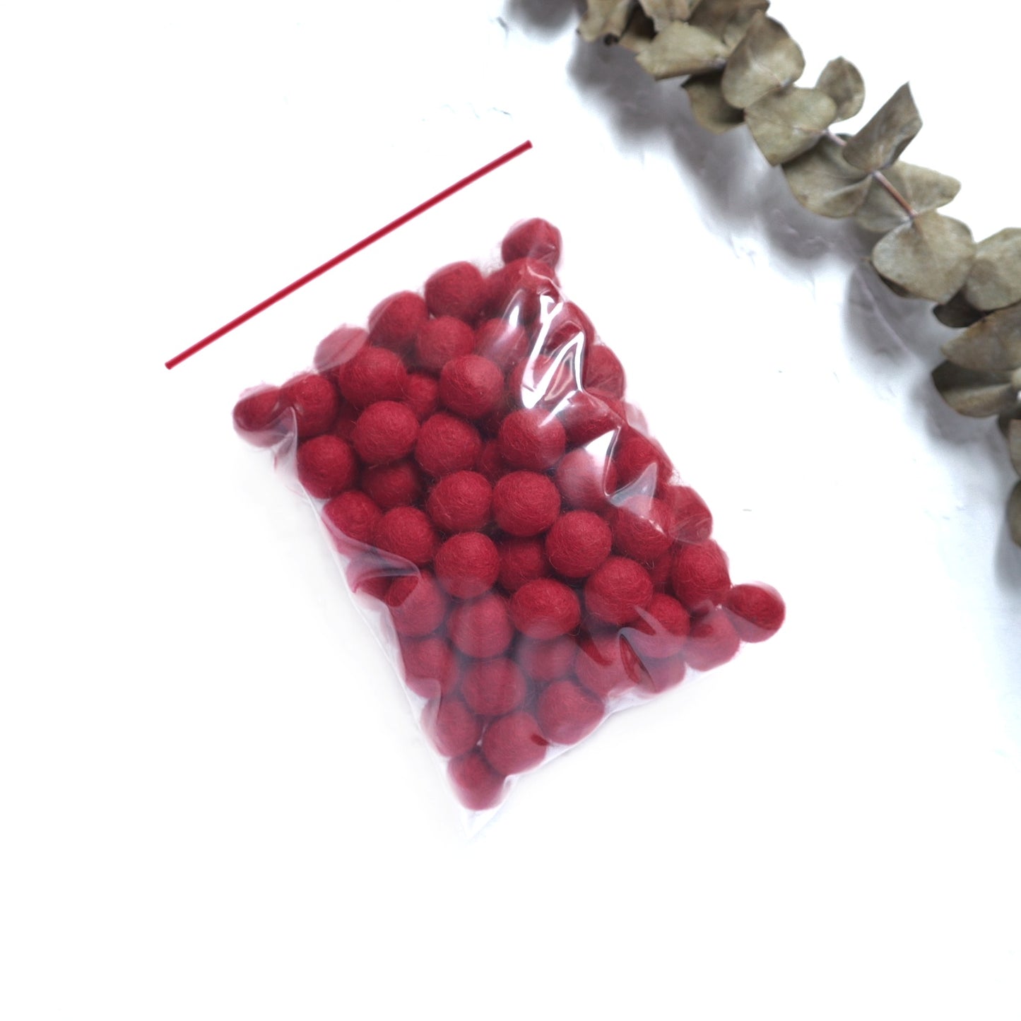 1 cm 100 pcs Red Felt Pom Poms Felt Balls for making garland, Felt flowers - Luxy Kraft