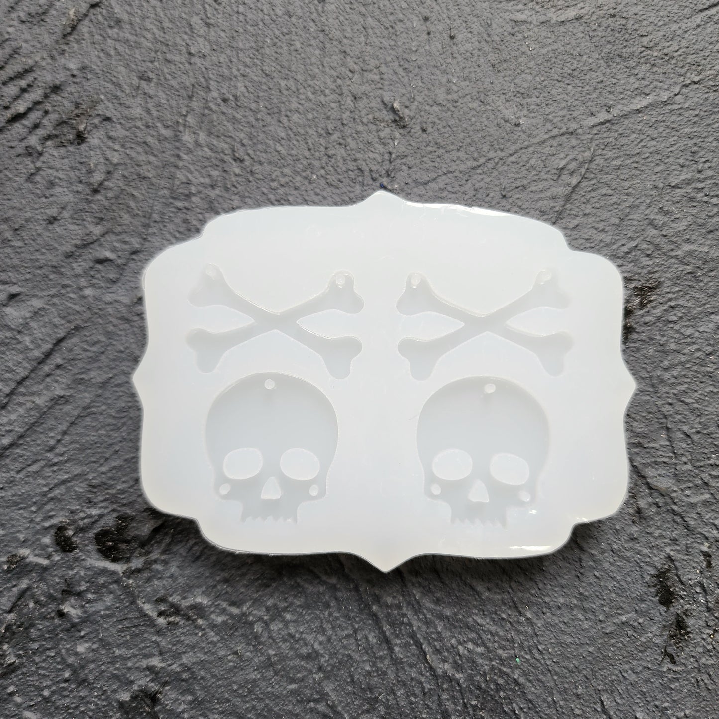 Silicone earrings mold / Silicone epoxy mold / Silicone UV resin molds / Halloween Skull and crossbones earrings silicone jewelry mold