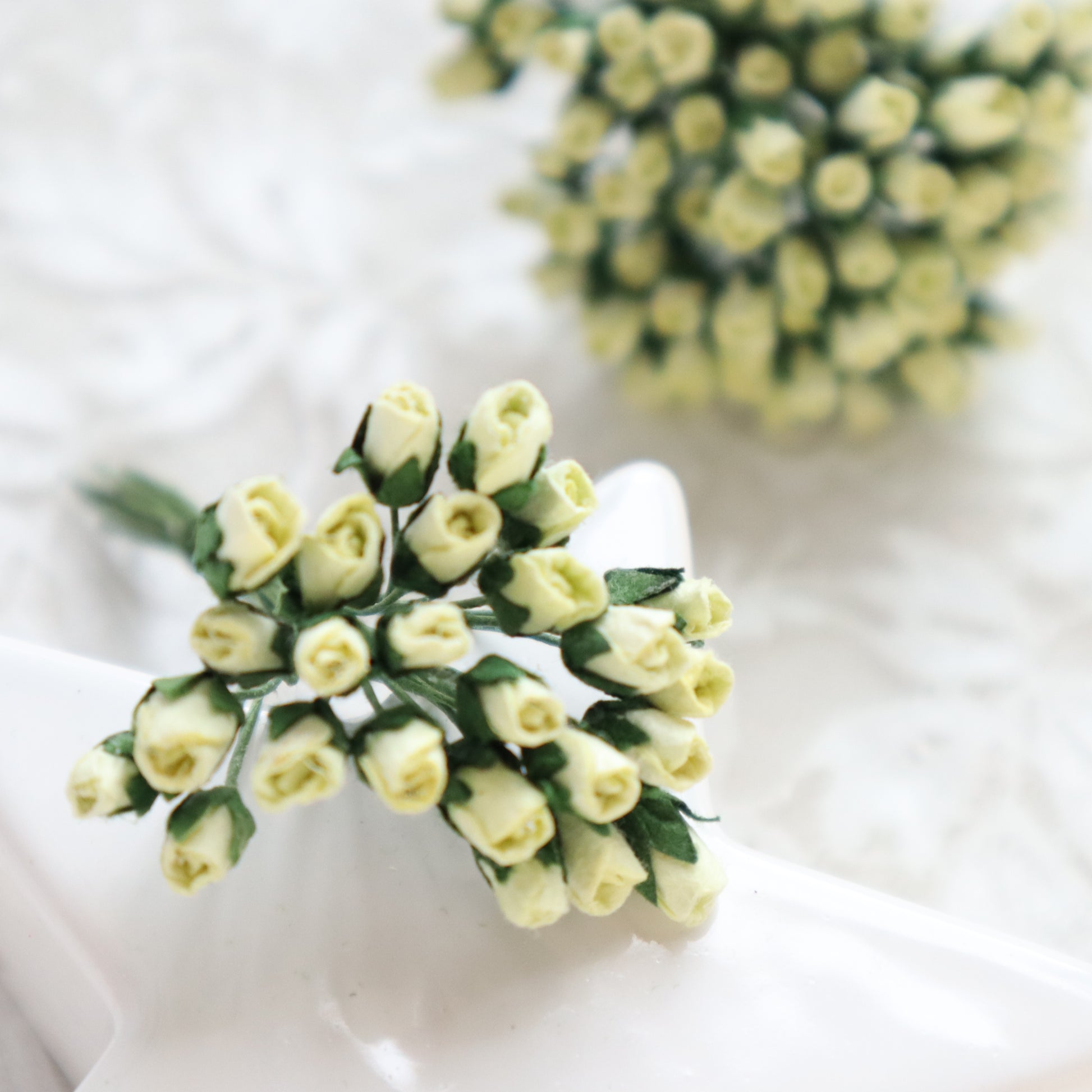 ROSES BUDS MULBERRY PAPER FLOWERS 0.4 CM 25 PCS - Luxy Kraft