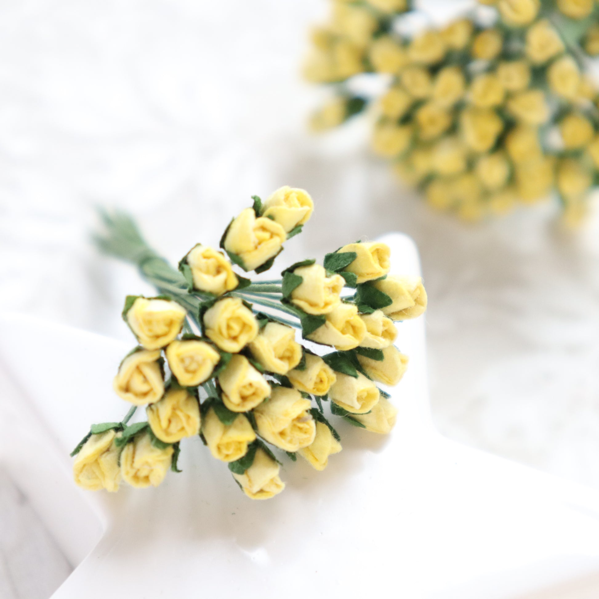ROSES BUDS MULBERRY PAPER FLOWERS 0.4 CM 25 PCS - Luxy Kraft