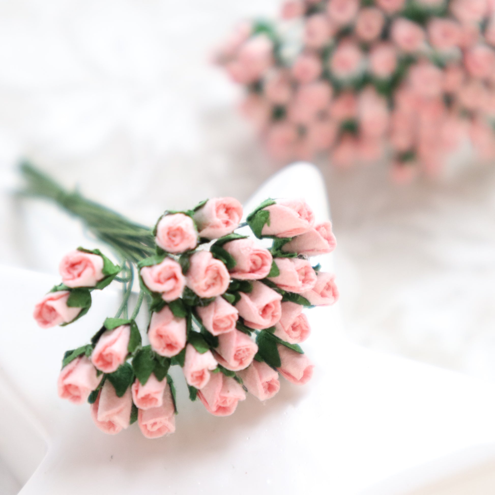 ROSES BUDS MULBERRY PAPER FLOWERS 0.4 CM 25 PCS - Luxy Kraft