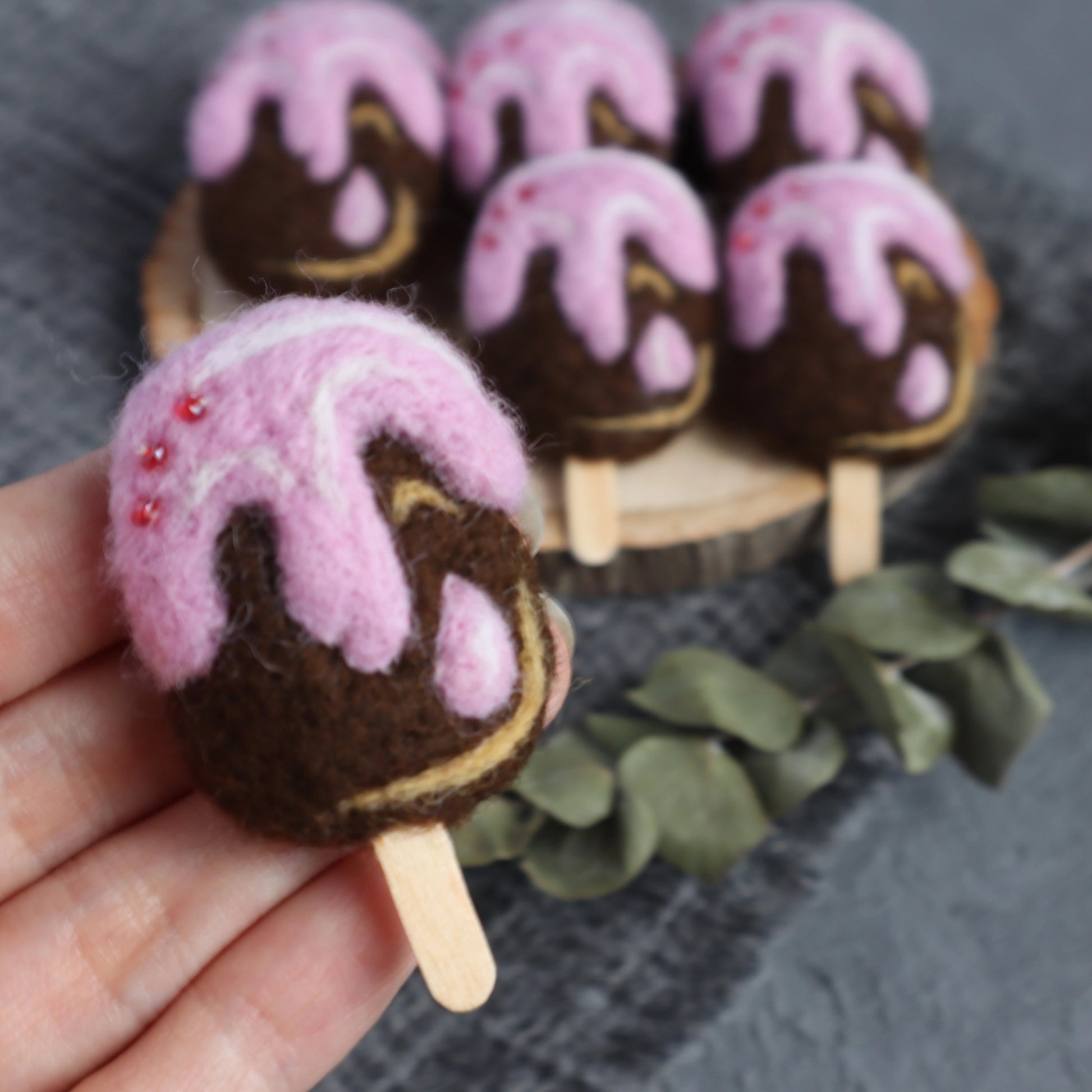 100% Wool needle felt Pink chocolate Ise cream 4.5 cm 1 pcs - Luxy Kraft