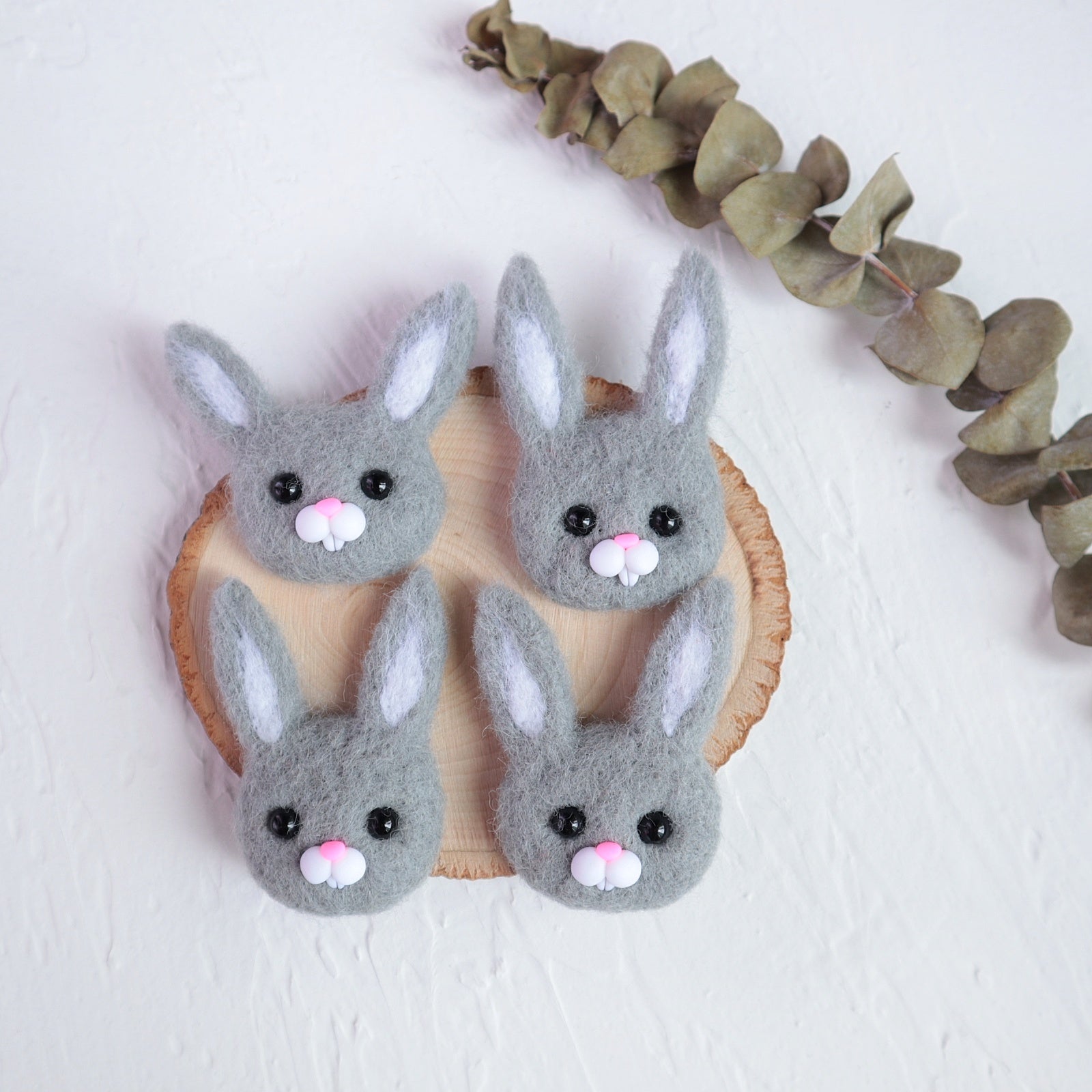 100% Wool needle felt Bunny Rabbit forest animal 4.5 cm - Luxy Kraft
