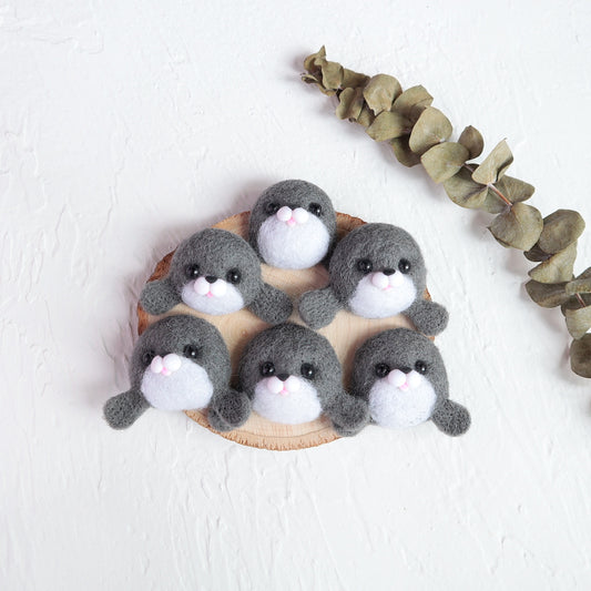 100% Wool needle felt Grey Seal animal 4 cm - Luxy Kraft