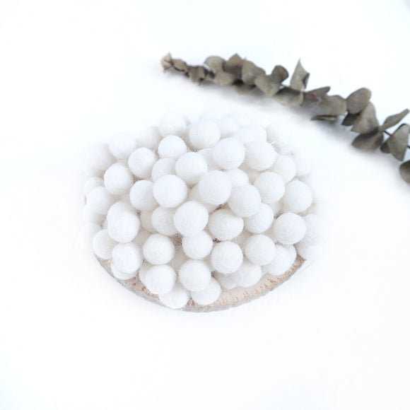 1 cm 100 pcs White Felt Pom Poms Felt Balls for making garland, Felt flowers - Luxy Kraft